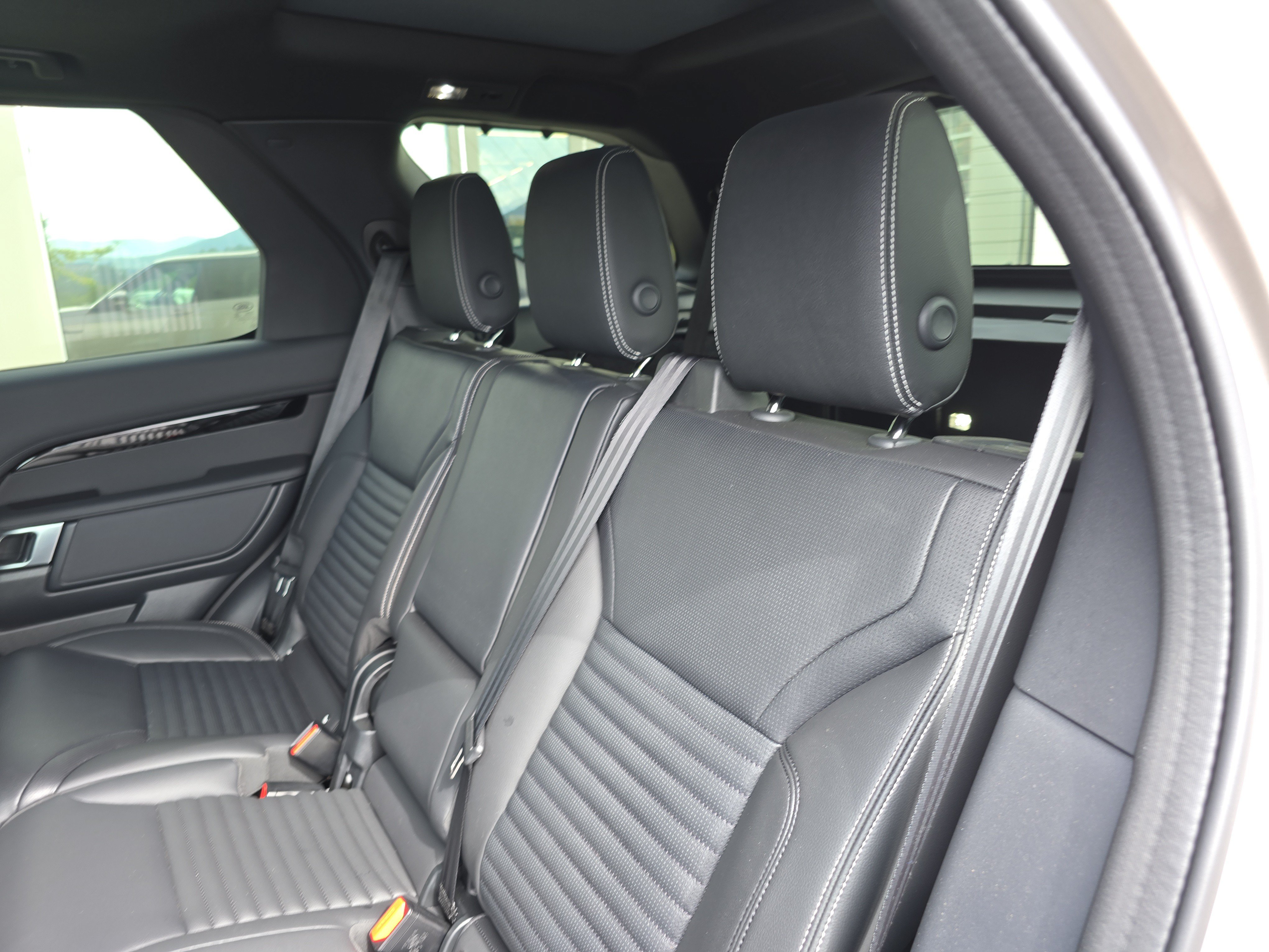 Certified 2025 Land Rover Discovery S AWD/4WD image 16