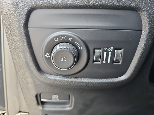 Used 2025 Jeep Grand Cherokee Limited AWD/4WD image 30
