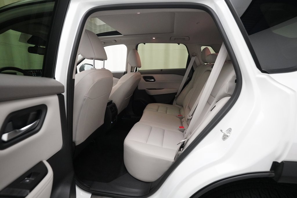 Used 2025 Nissan Rogue SL w/ Tech Package image 16