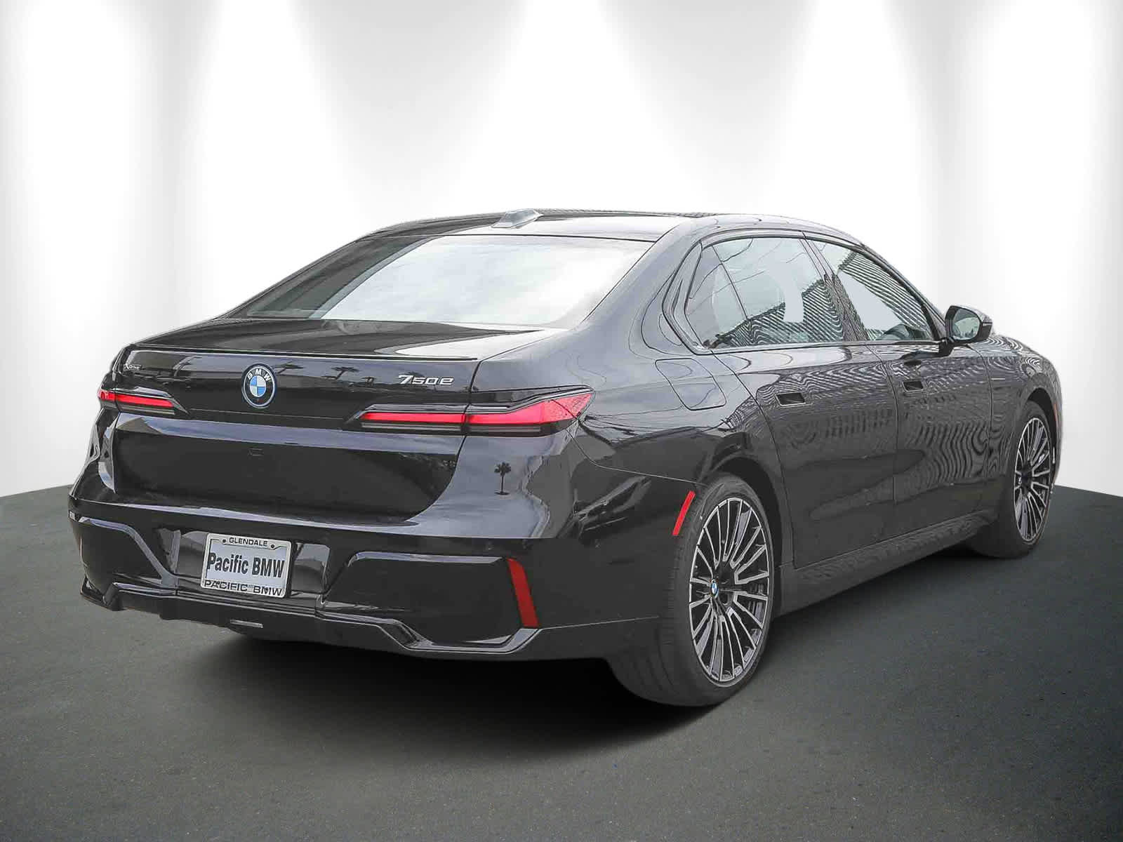 Used 2025 BMW 750e xDrive image 6