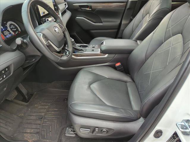 Certified 2024 Toyota Highlander Platinum FWD image 16