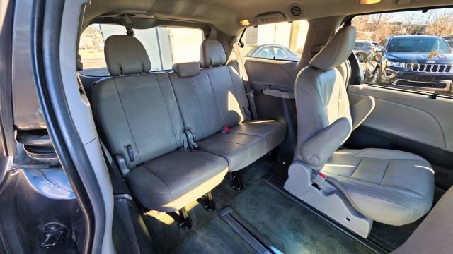 Used 2017 Toyota Sienna XLE Premium w/ Cargo Management Package image 32