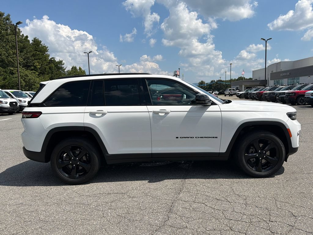 Used 2024 Jeep Grand Cherokee Altitude AWD/4WD image 8