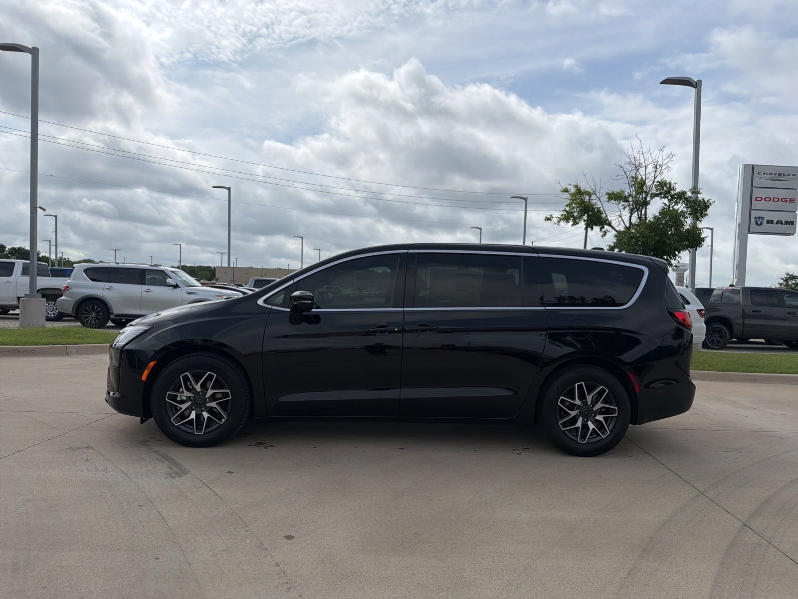 New 2027 Chrysler Pacifica Limited FWD video 2