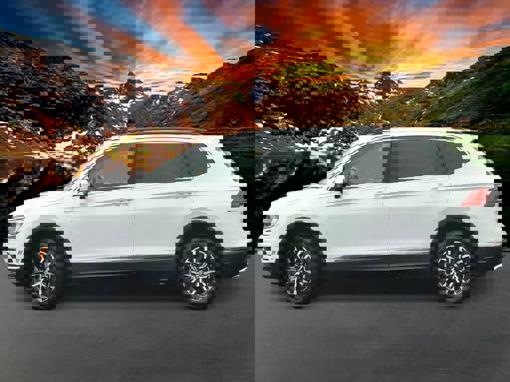 Used 2021 Volkswagen Tiguan SE w/ Panoramic Sunroof Package image 3