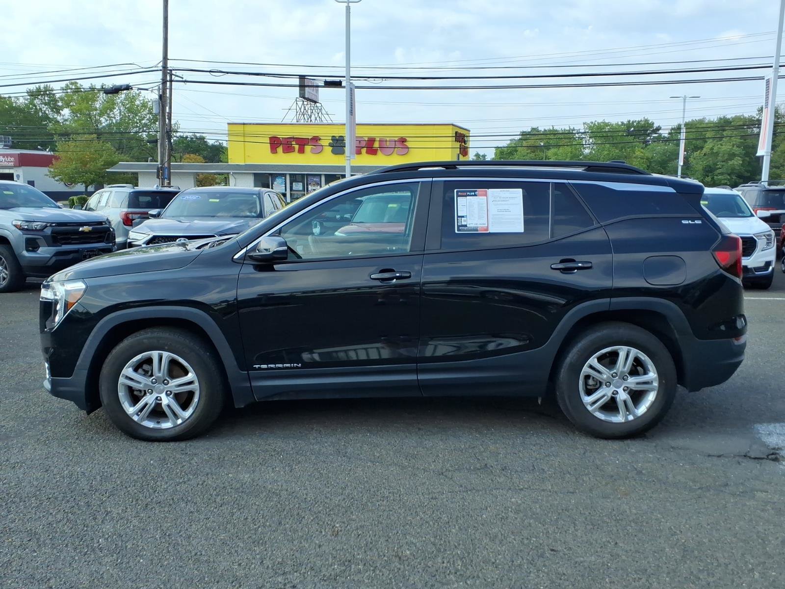 Used 2022 GMC Terrain SLE w/ Driver Convenience Package FWD image 7