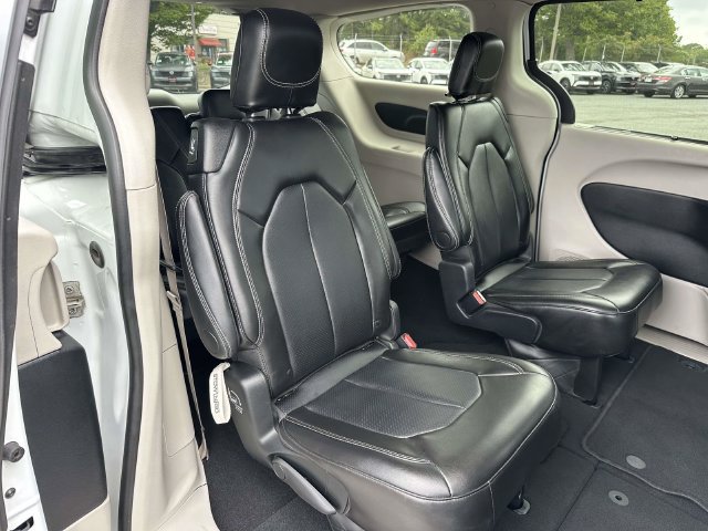 Used 2024 Chrysler Pacifica Touring-L FWD image 10