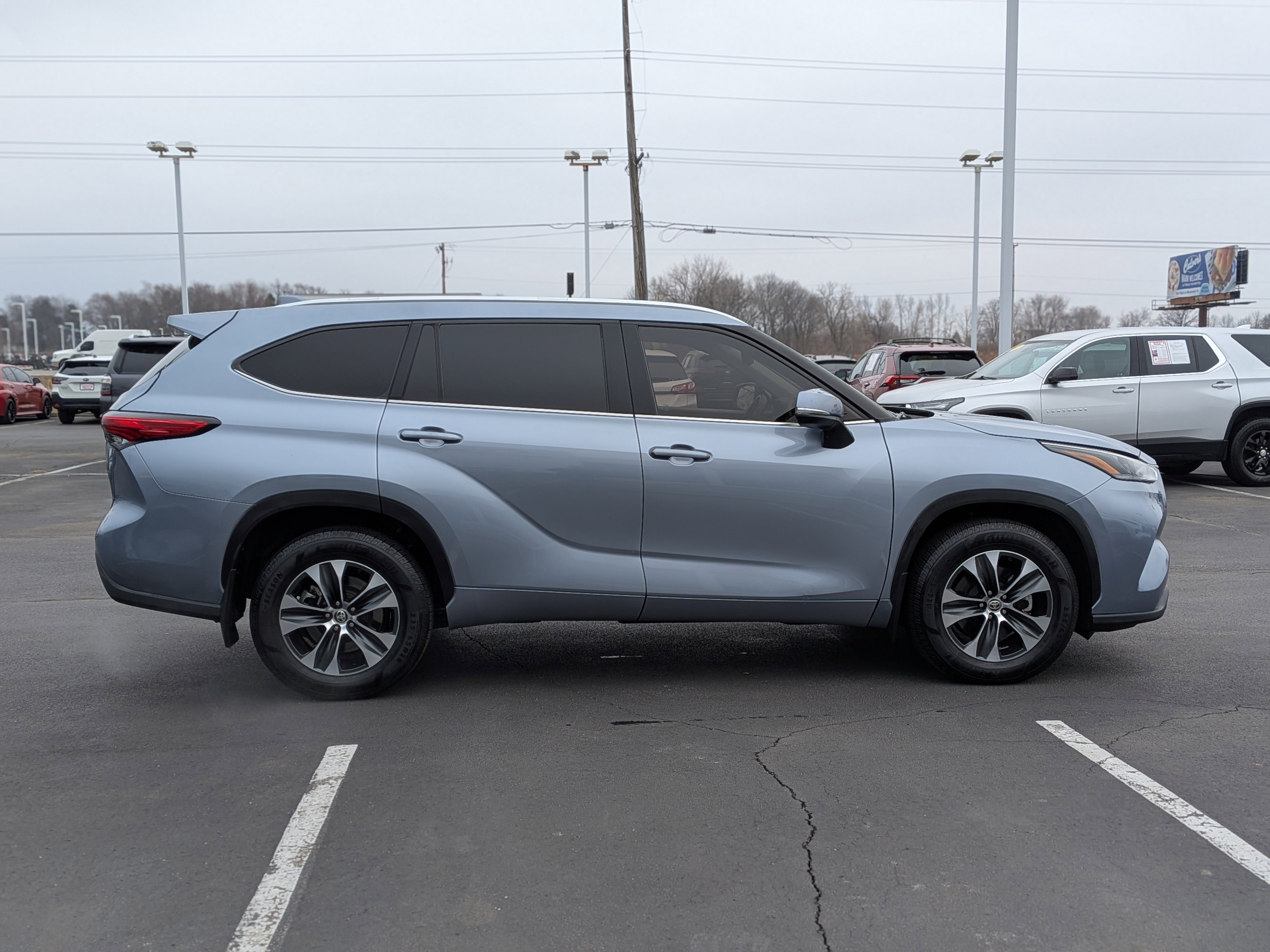 Used 2021 Toyota Highlander XLE image 9