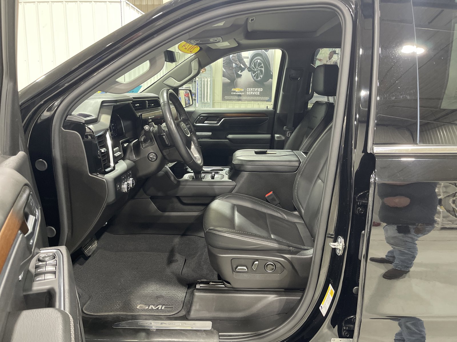 Used 2024 GMC Sierra 1500 Denali w/ Technology Package AWD/4WD image 2