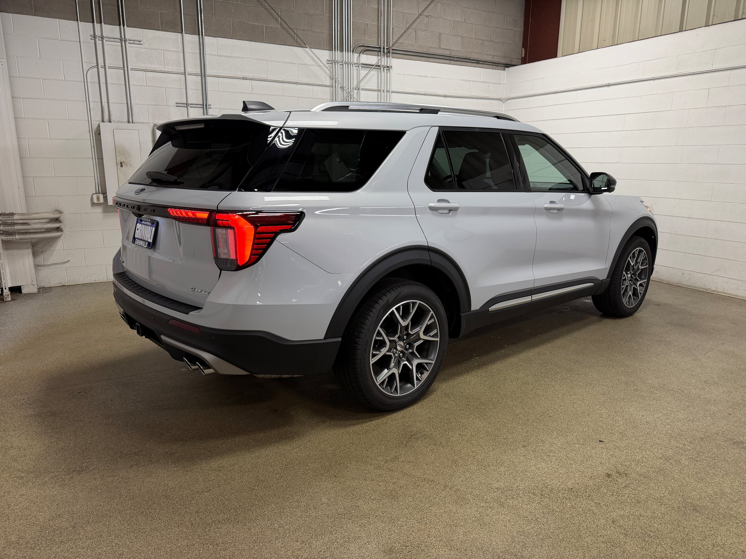 Used 2025 Ford Explorer Platinum w/ Ultimate Package AWD/4WD image 7
