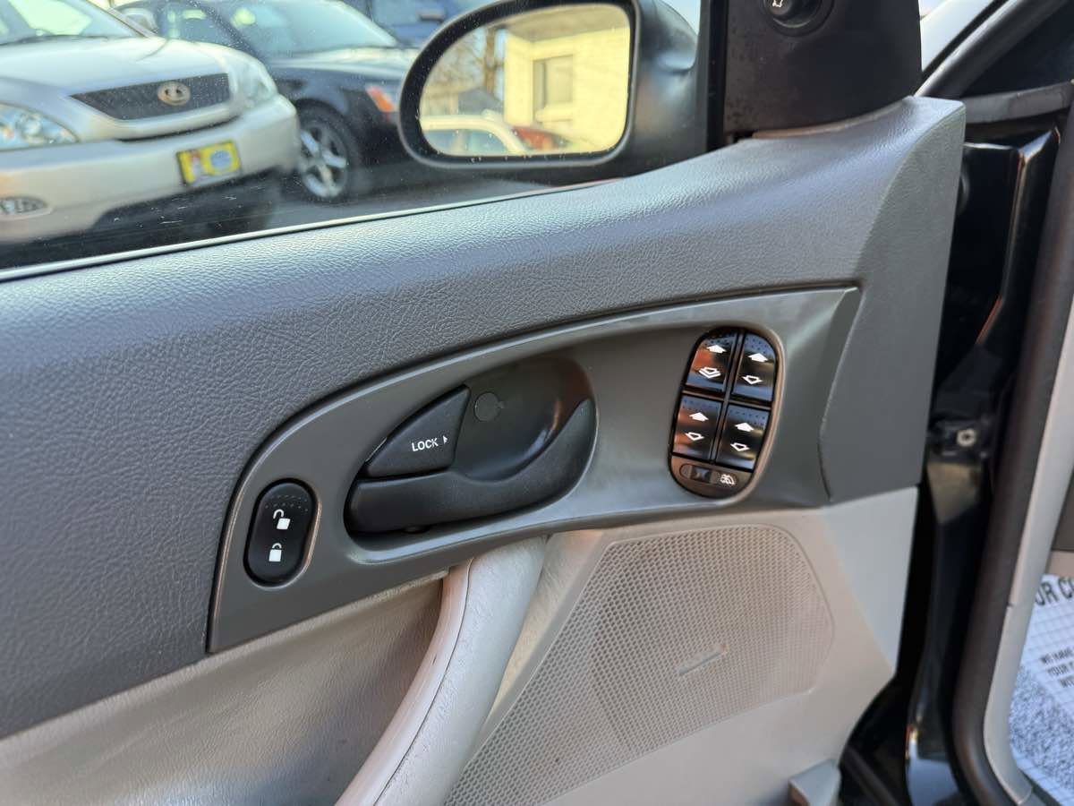 Used 2005 Ford Focus SES FWD image 22