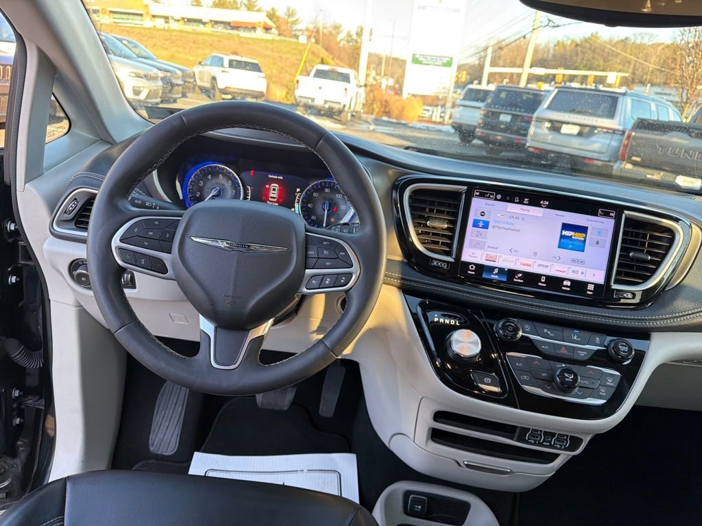 Used 2023 Chrysler Pacifica Touring-L image 16