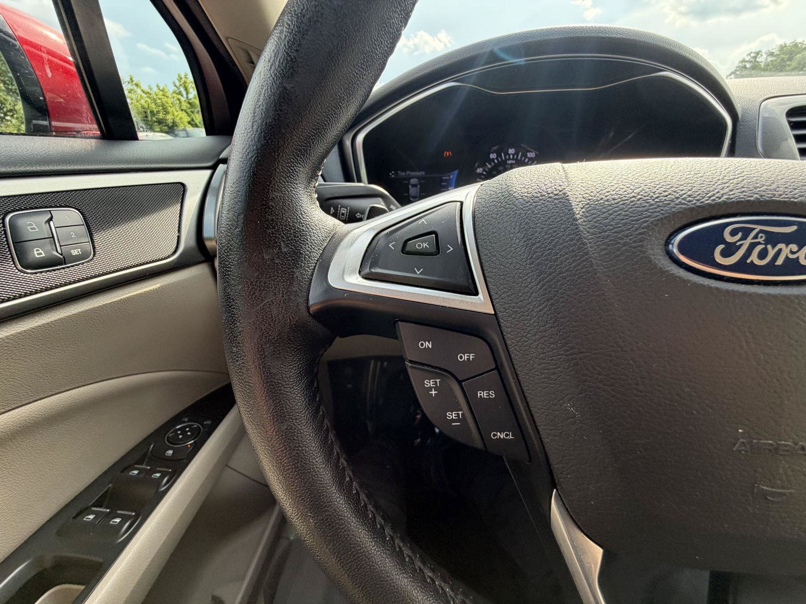 Used 2017 Ford Fusion SE w/ Fusion SE Technology Package FWD image 13