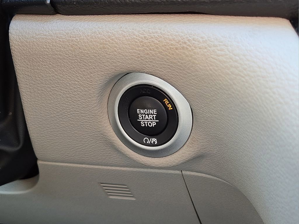 Used 2024 Chrysler Pacifica Select image 32