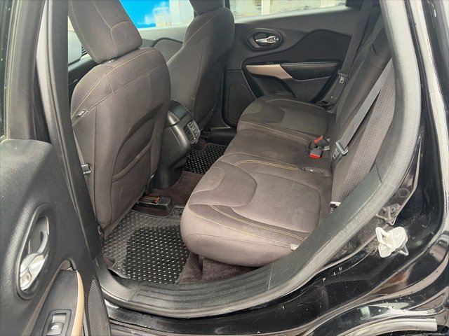 Used 2017 Jeep Cherokee Latitude w/ Cold Weather Group image 8