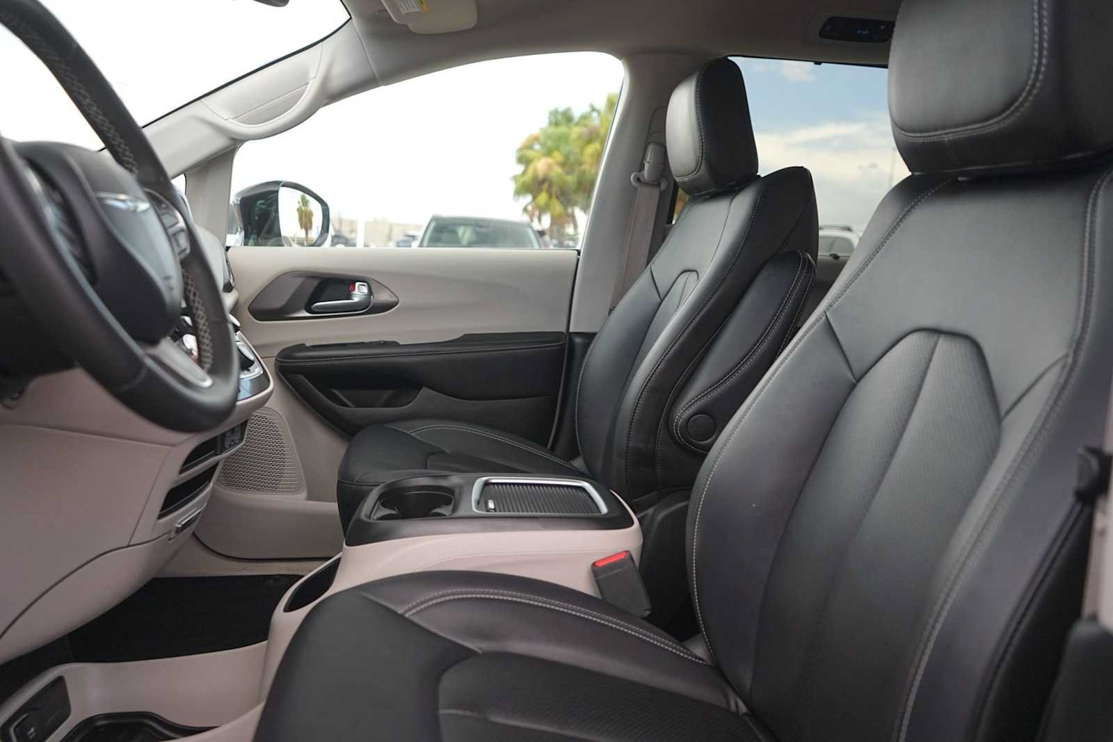 Used 2024 Chrysler Pacifica Touring-L FWD image 11