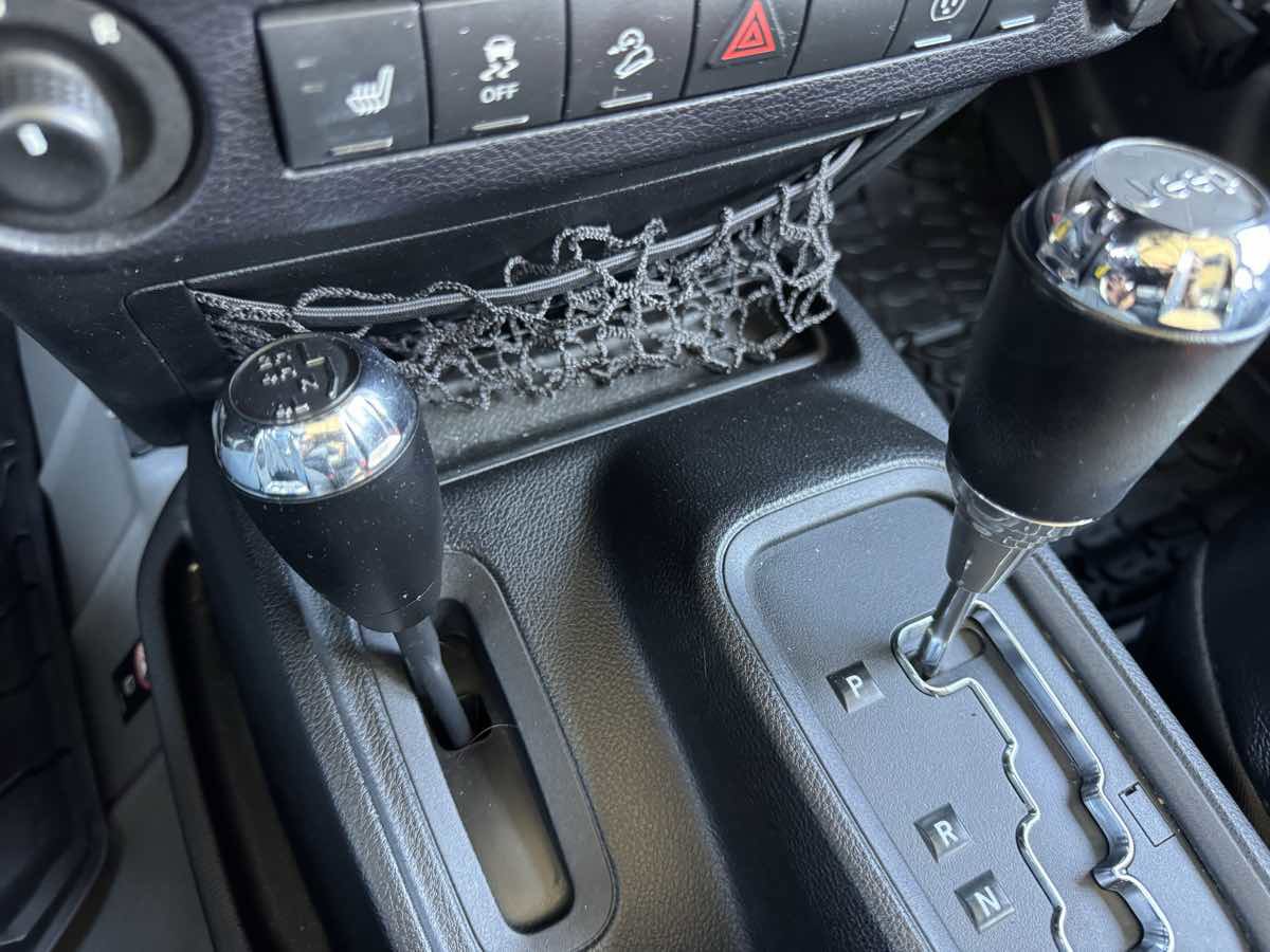 Used 2016 Jeep Wrangler Unlimited Sahara w/ Connectivity Group image 29