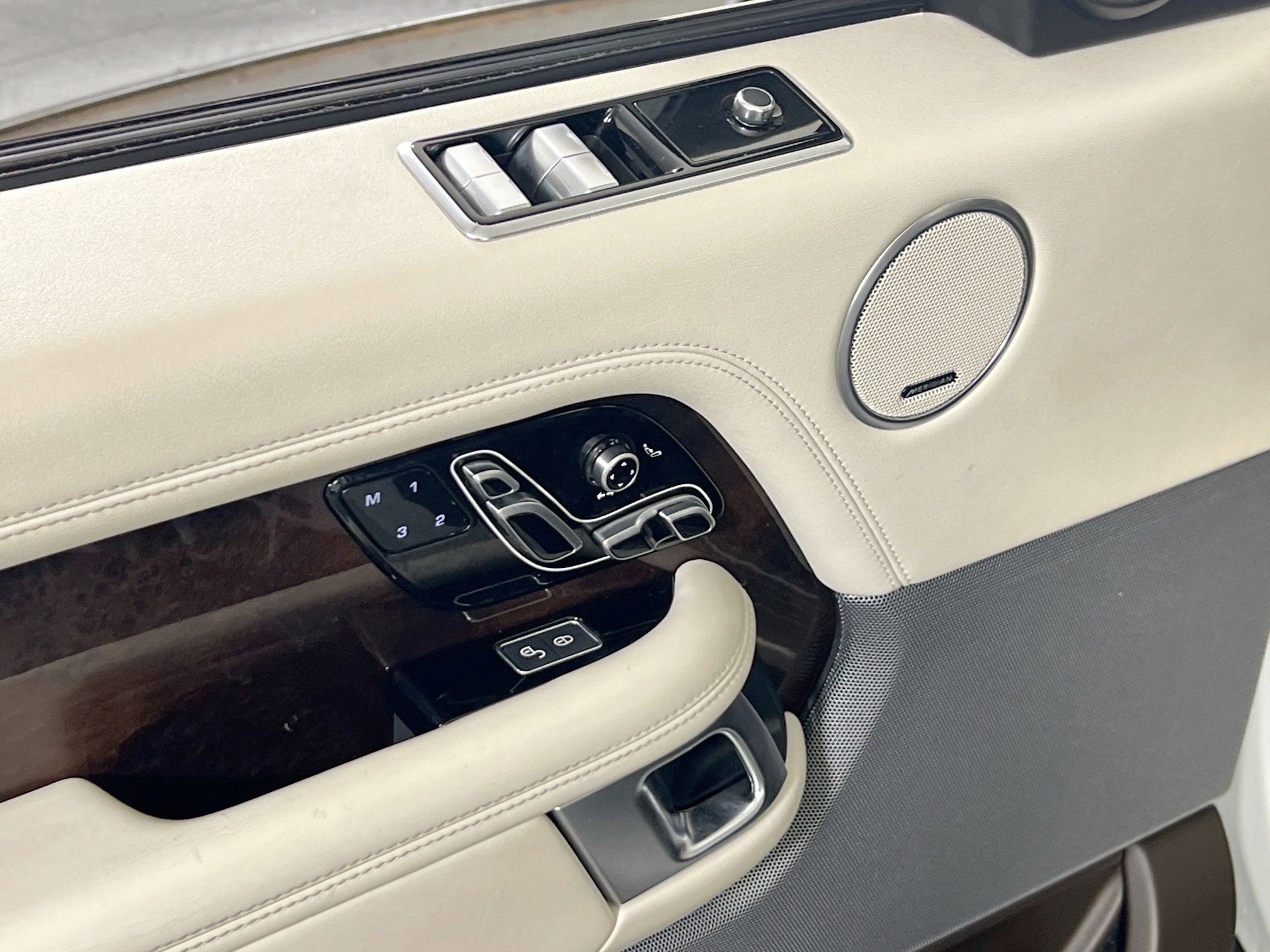 Used 2020 Land Rover Range Rover HSE image 17