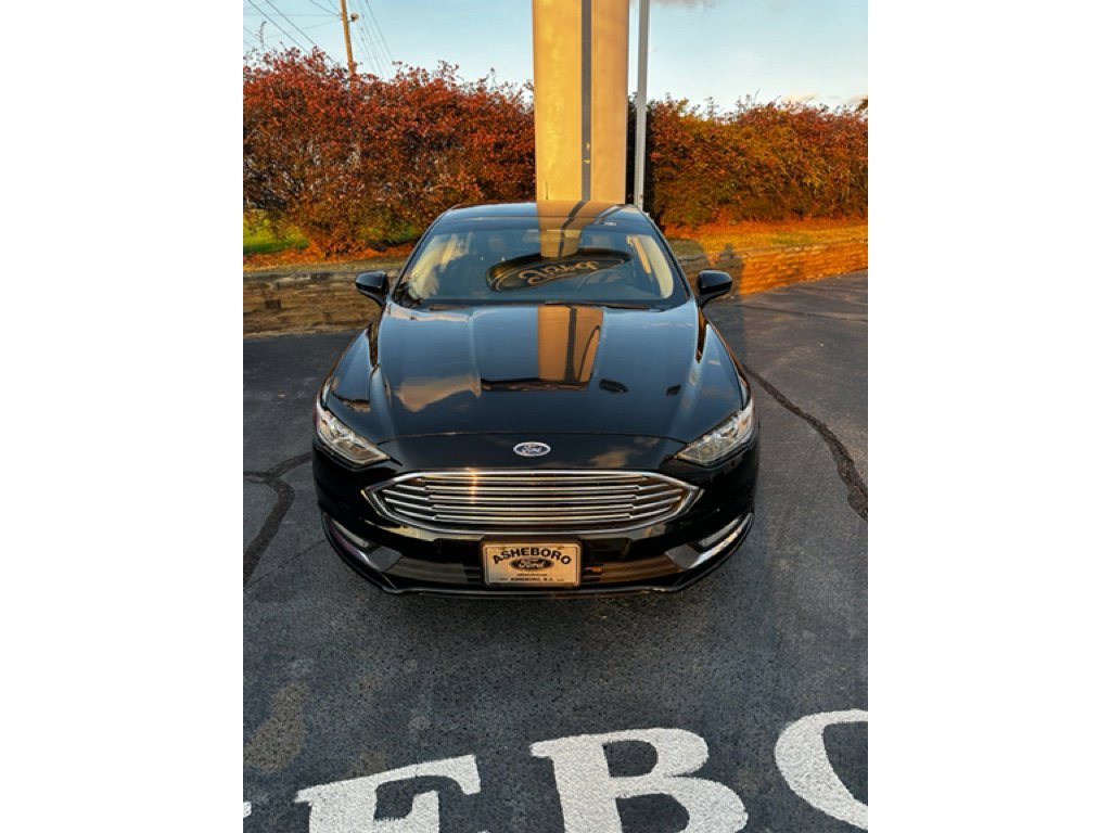 Used 2017 Ford Fusion SE w/ Equipment Group 201A image 2