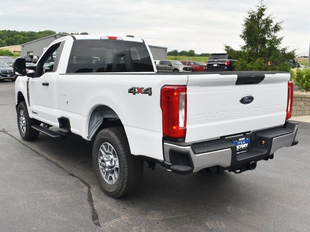 New 2025 Ford F350 XLT image 3