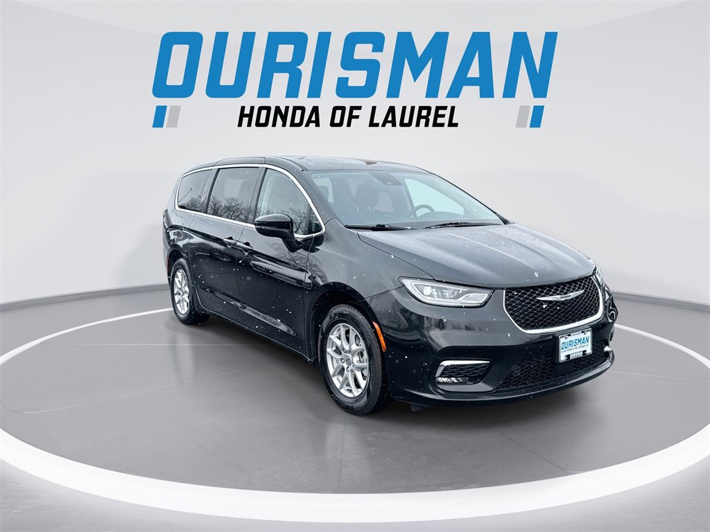 Used 2023 Chrysler Pacifica Touring-L image 2