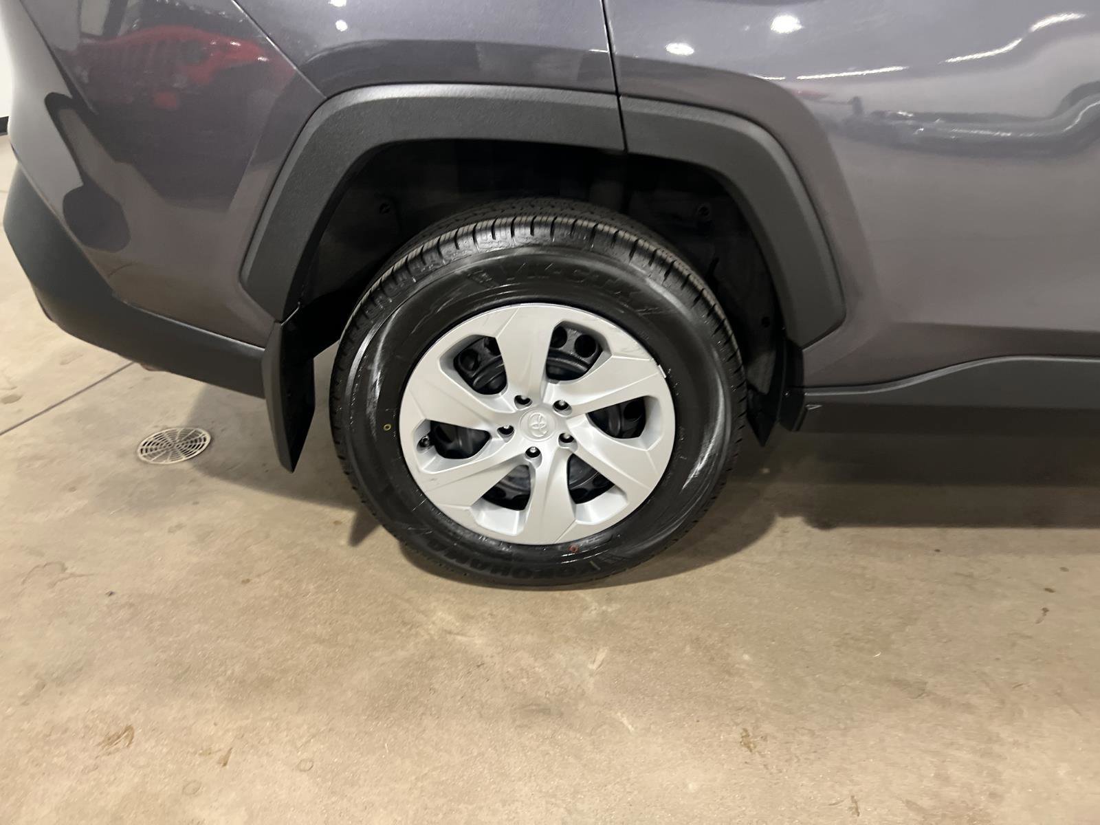 Used 2022 Toyota RAV4 LE AWD/4WD image 38