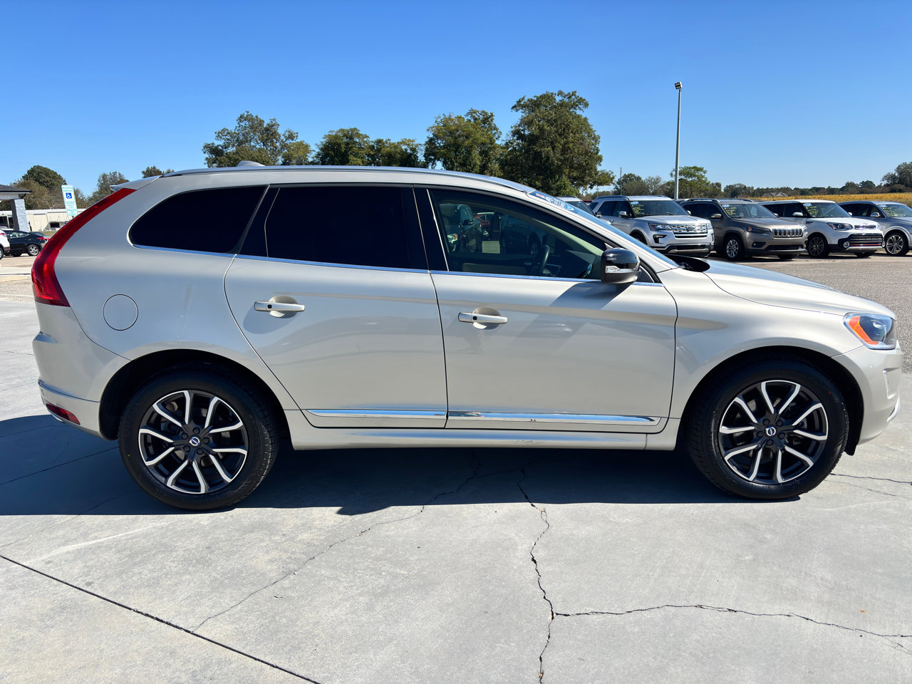 Used 2017 Volvo XC60 T6 Dynamic w/ Preferred Option Package AWD/4WD image 3