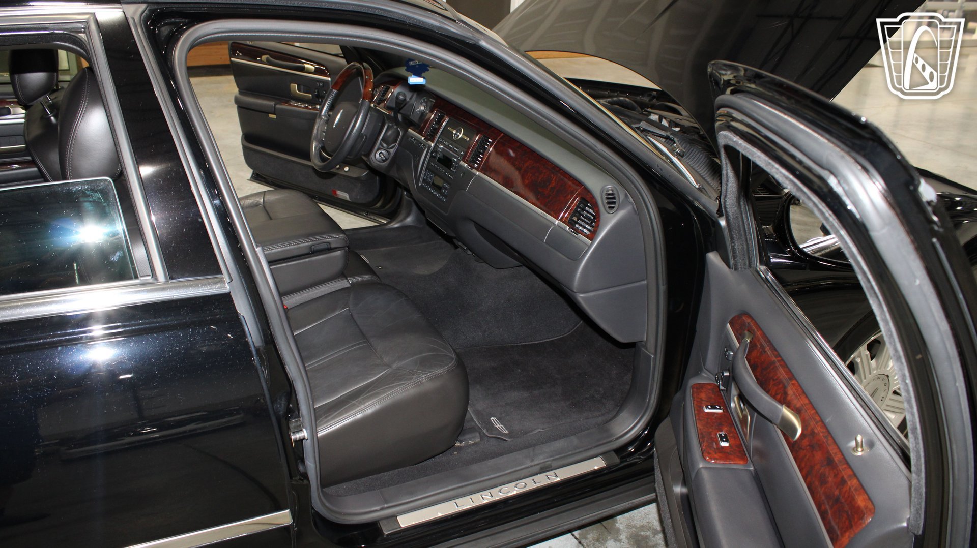 Used 2006 Lincoln Town Car Signature Limited RWD image 7