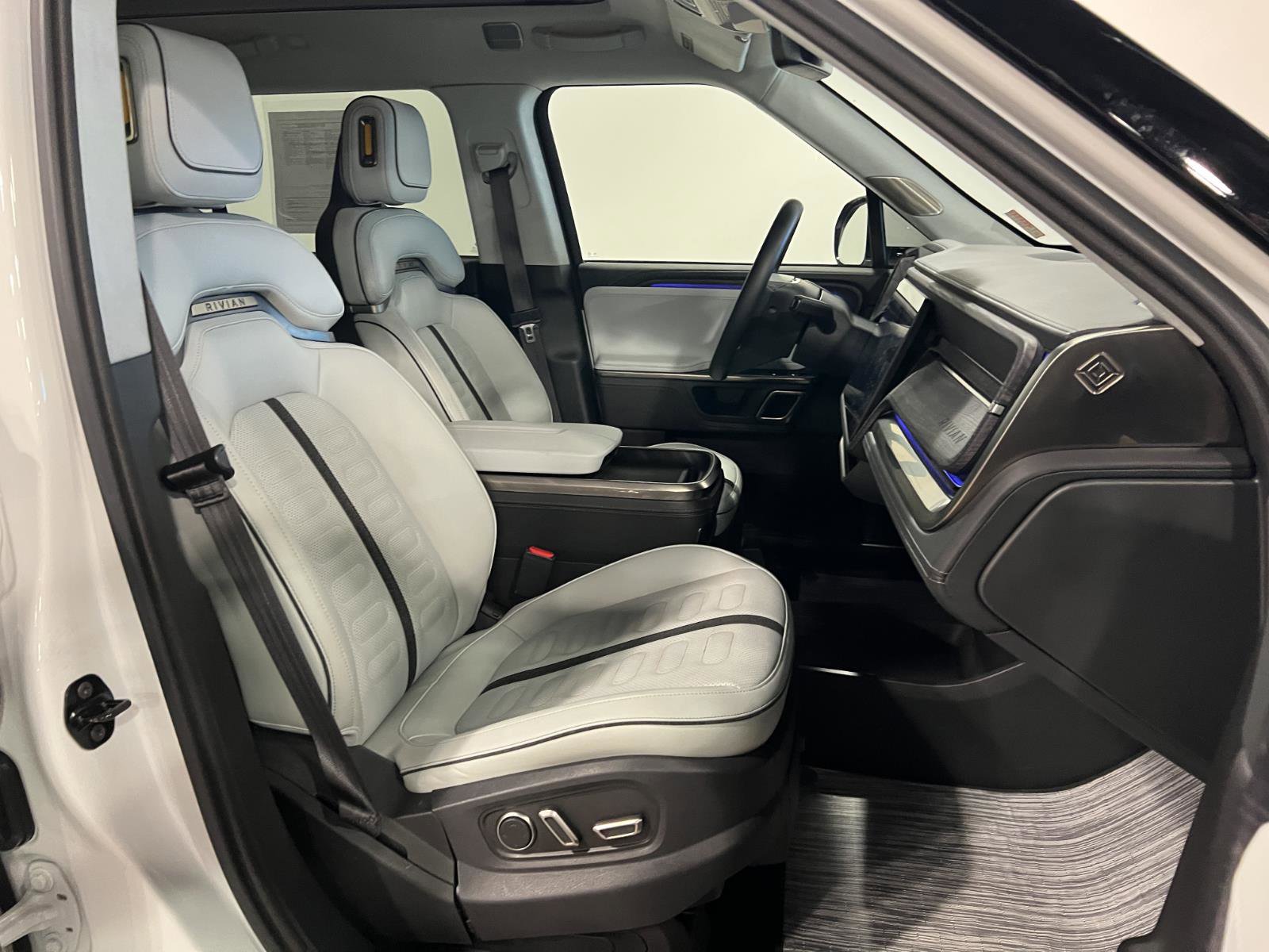 Used 2024 Rivian R1S Adventure AWD/4WD image 39