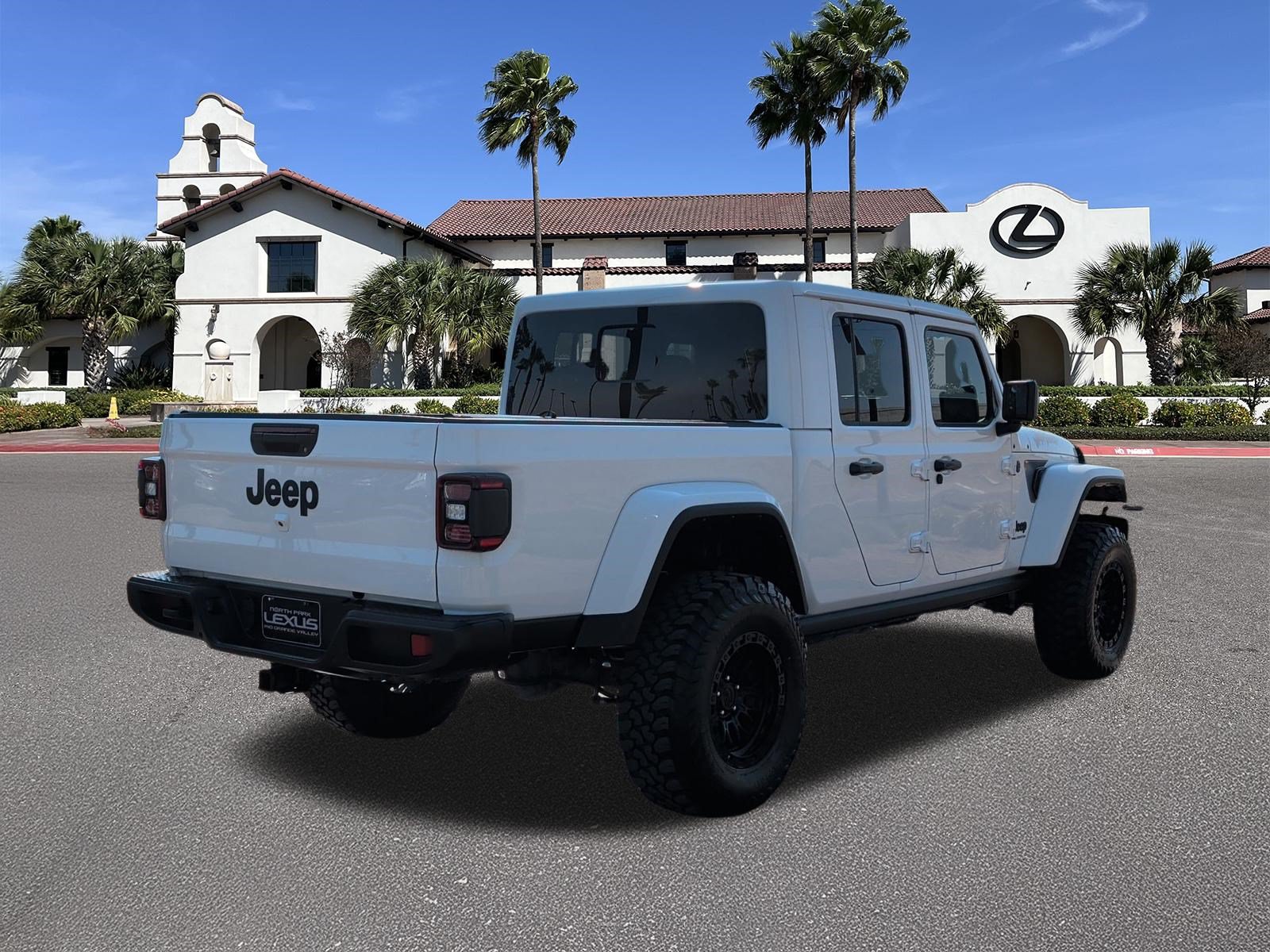 Used 2024 Jeep Gladiator Sport AWD/4WD image 2