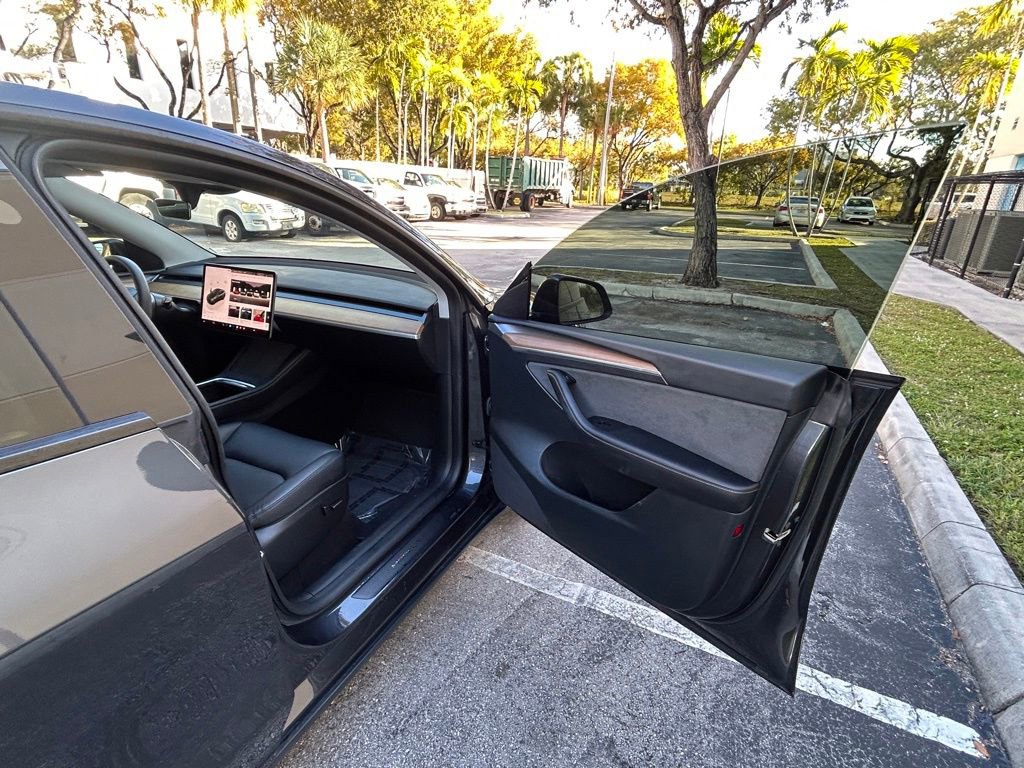 Used 2025 Tesla Model Y Long Range image 27