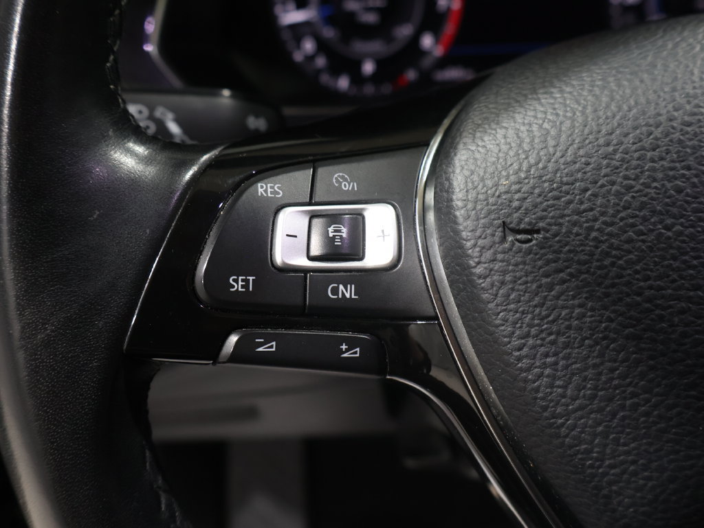 Used 2018 Volkswagen Tiguan SEL Premium AWD/4WD image 36