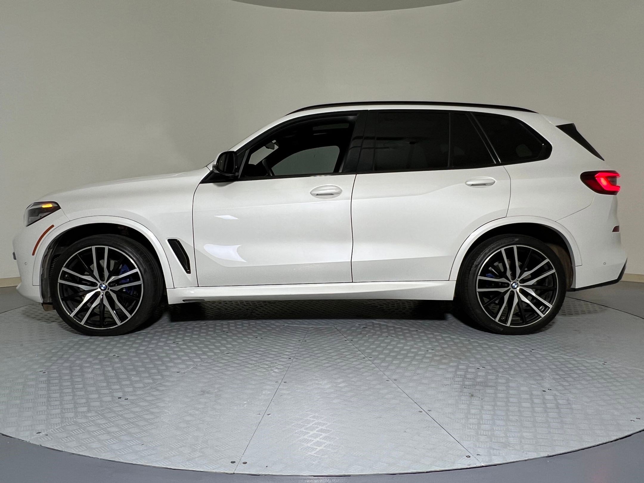 Used 2022 BMW X5 xDrive40i w/ M Sport Package image 2