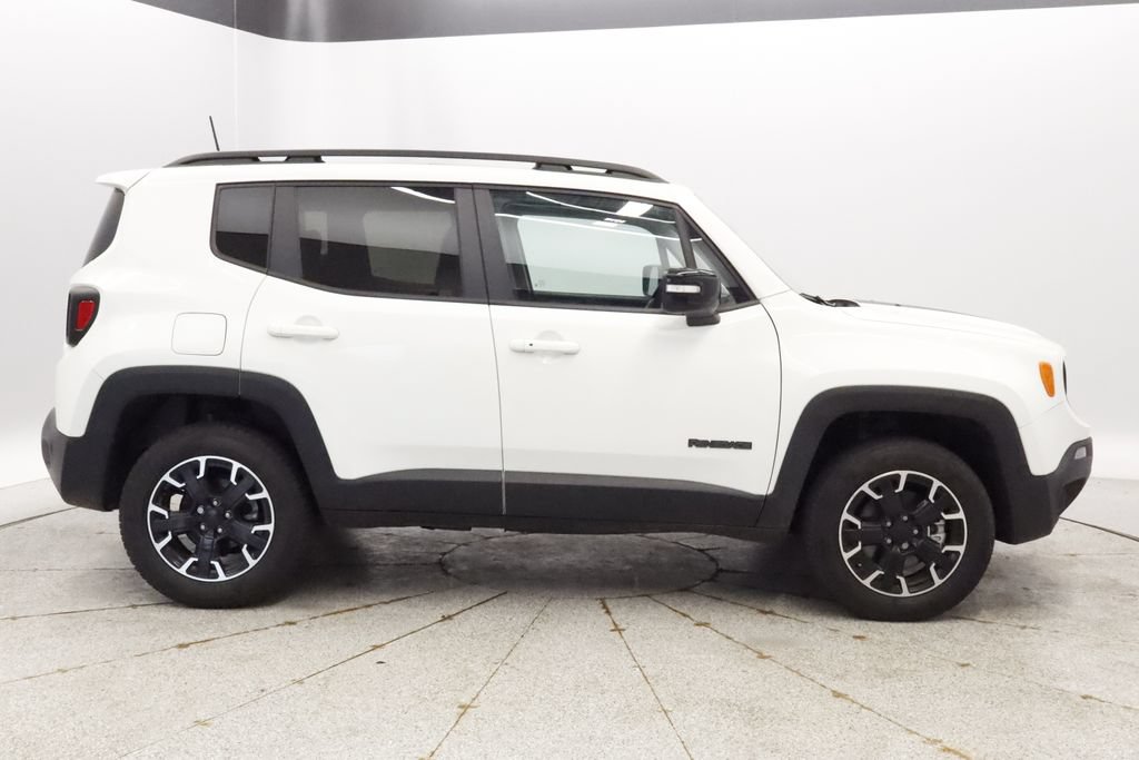 Certified 2023 Jeep Renegade Latitude w/ Sun/Sound Group AWD/4WD image 8