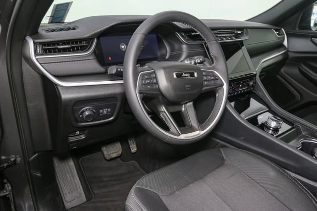 Used 2025 Jeep Grand Cherokee Laredo X w/ Luxury Tech Group I AWD/4WD image 22
