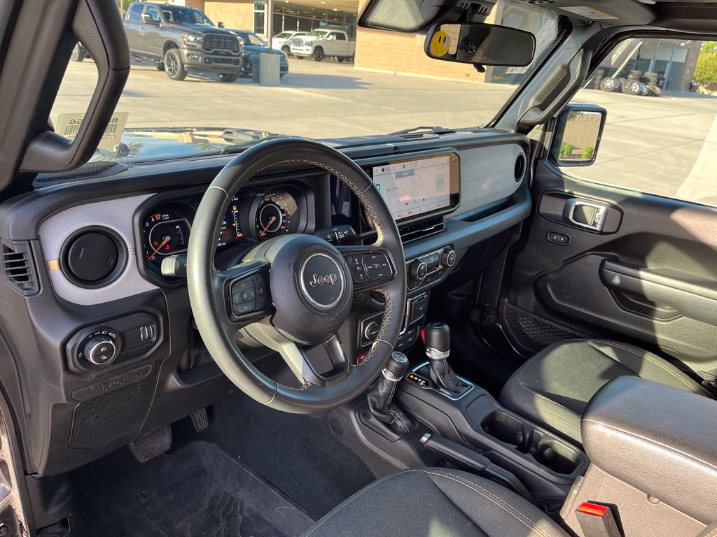 Used 2024 Jeep Gladiator Overland AWD/4WD image 13