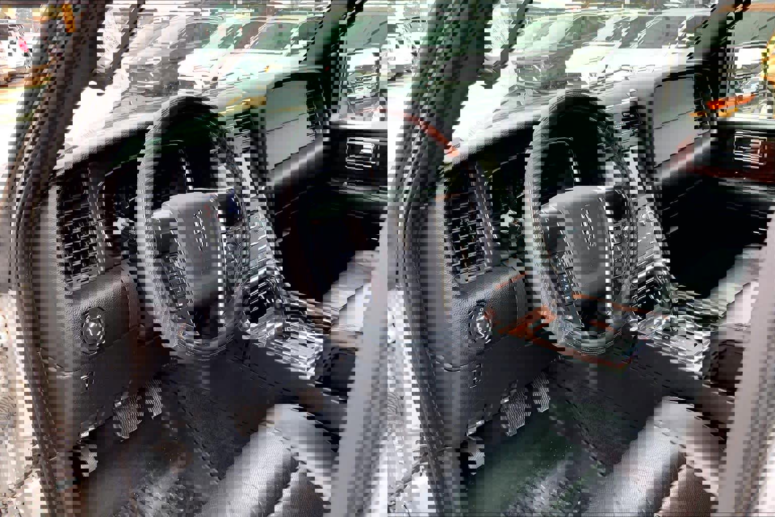 Used 2015 Lincoln Navigator 4WD image 16