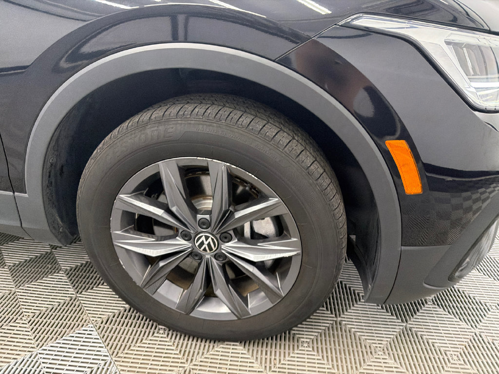Used 2023 Volkswagen Tiguan SE w/ Panoramic Sunroof Package FWD image 13