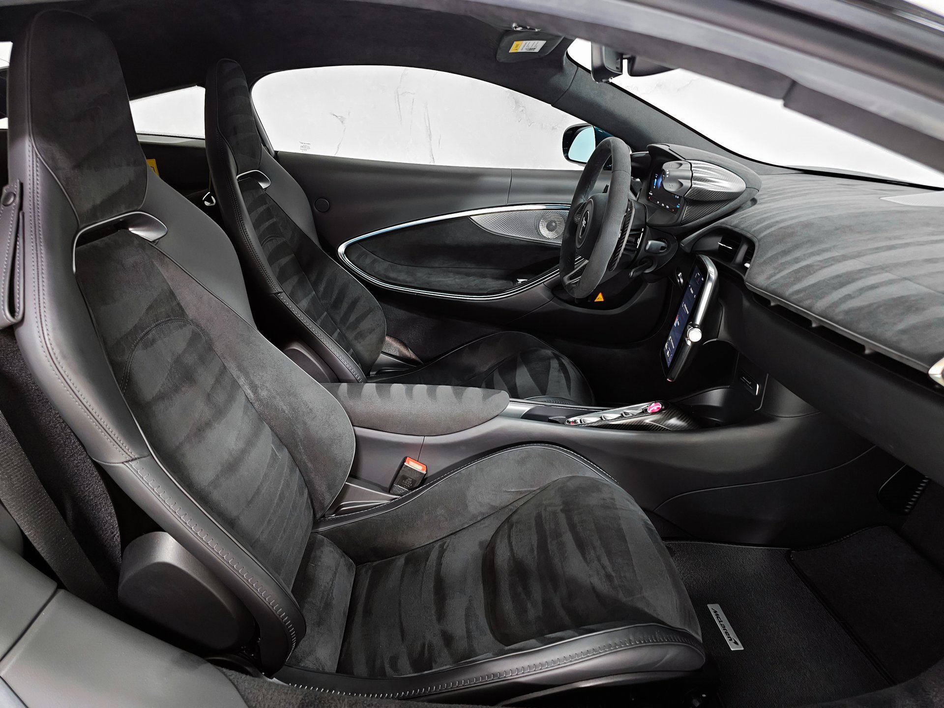 Used 2023 McLaren Artura image 2