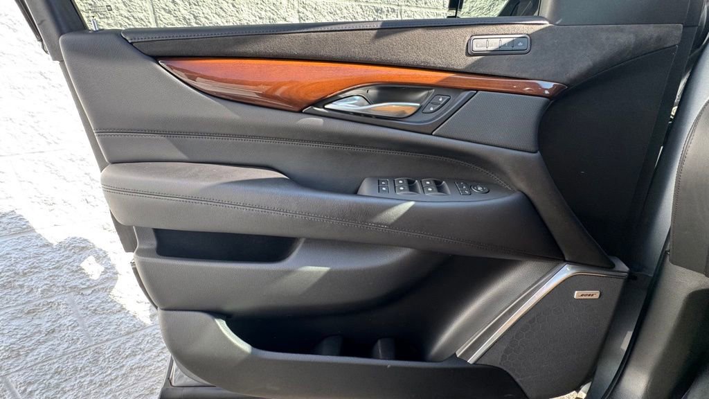 Used 2019 Cadillac Escalade Luxury AWD/4WD image 27