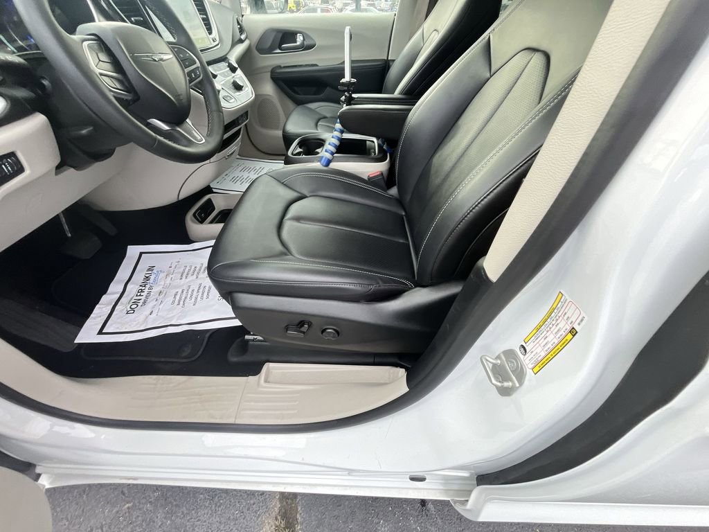 Used 2024 Chrysler Pacifica Touring-L FWD image 12