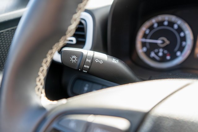 Used 2022 Hyundai Venue Limited image 20