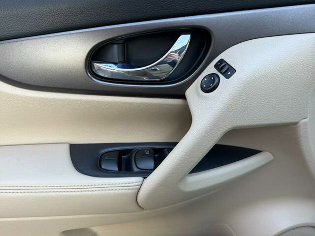 Used 2015 Nissan Rogue S image 13