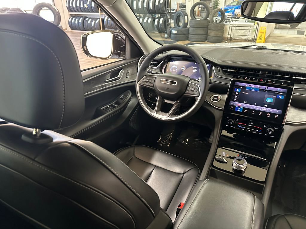 Certified 2023 Jeep Grand Cherokee Limited w/ Trailer Tow Prep Group (B) image 15