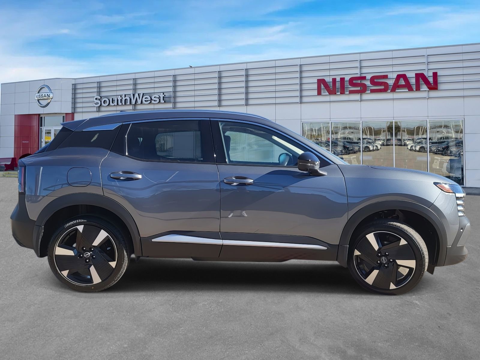 New 2026 Nissan Kicks SR w/ SR Premium Package FWD image 5