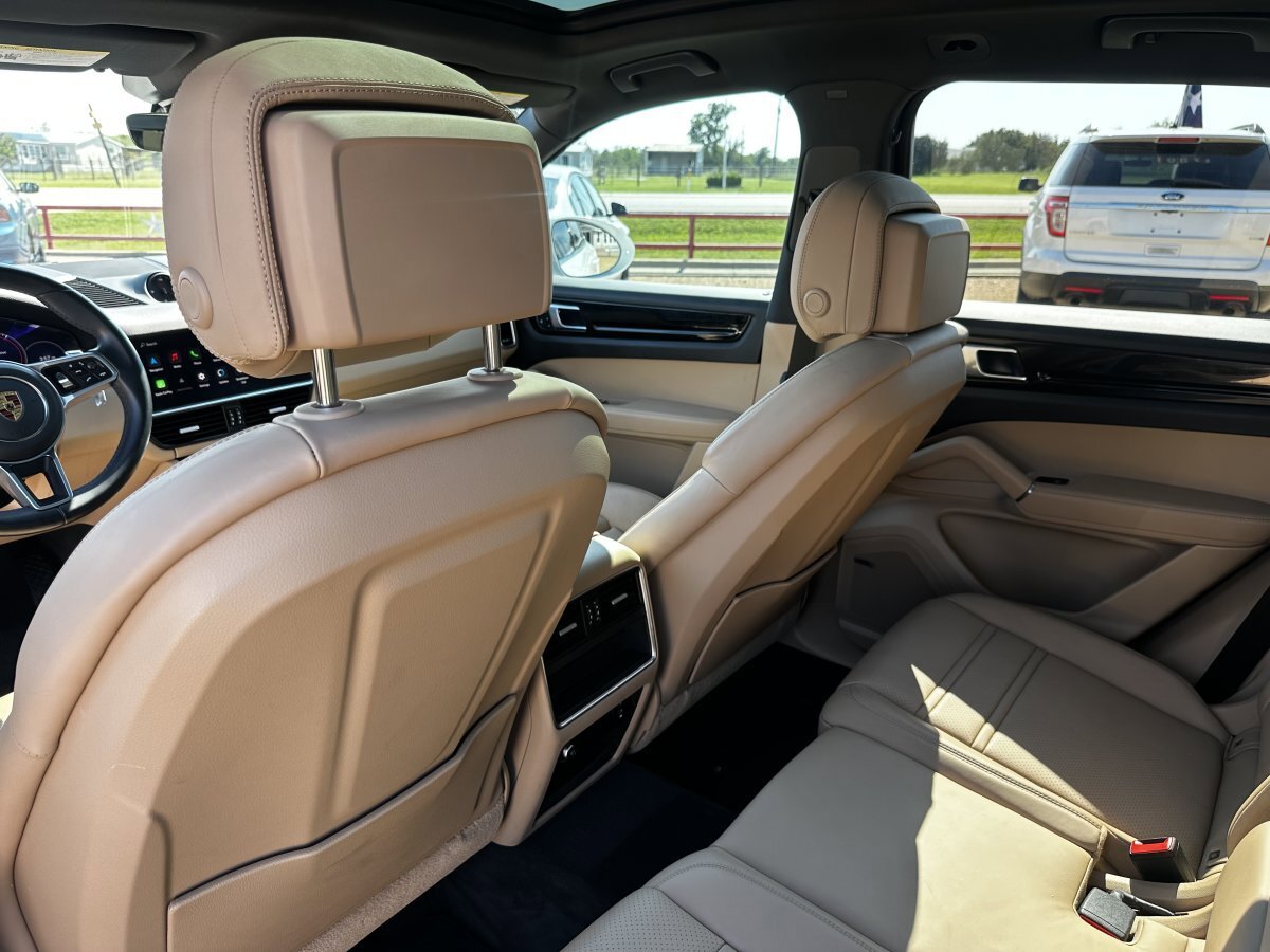 Used 2022 Porsche Cayenne Platinum Edition image 28