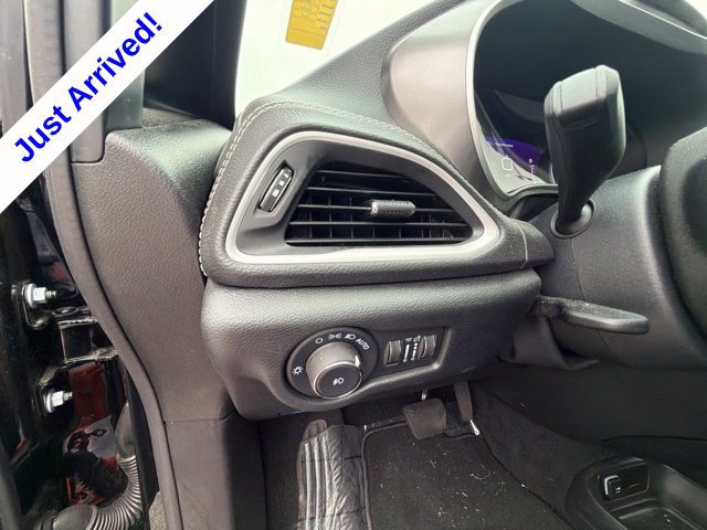 Used 2026 Chrysler Pacifica Select FWD image 31