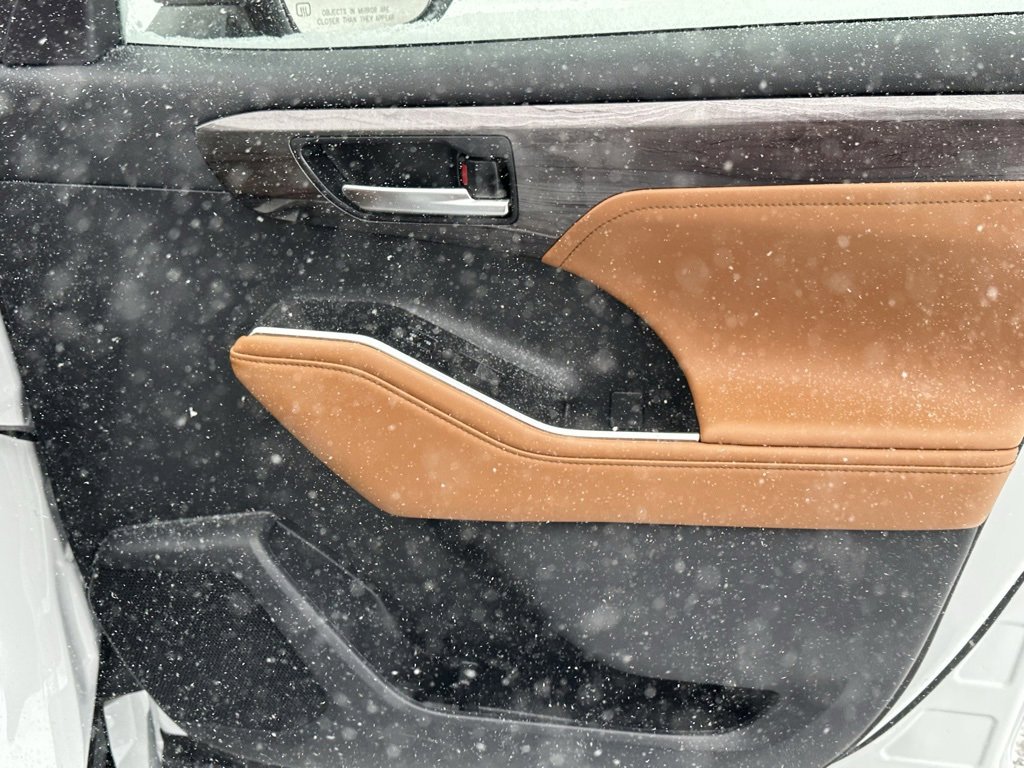 New 2026 Toyota Highlander Platinum image 21