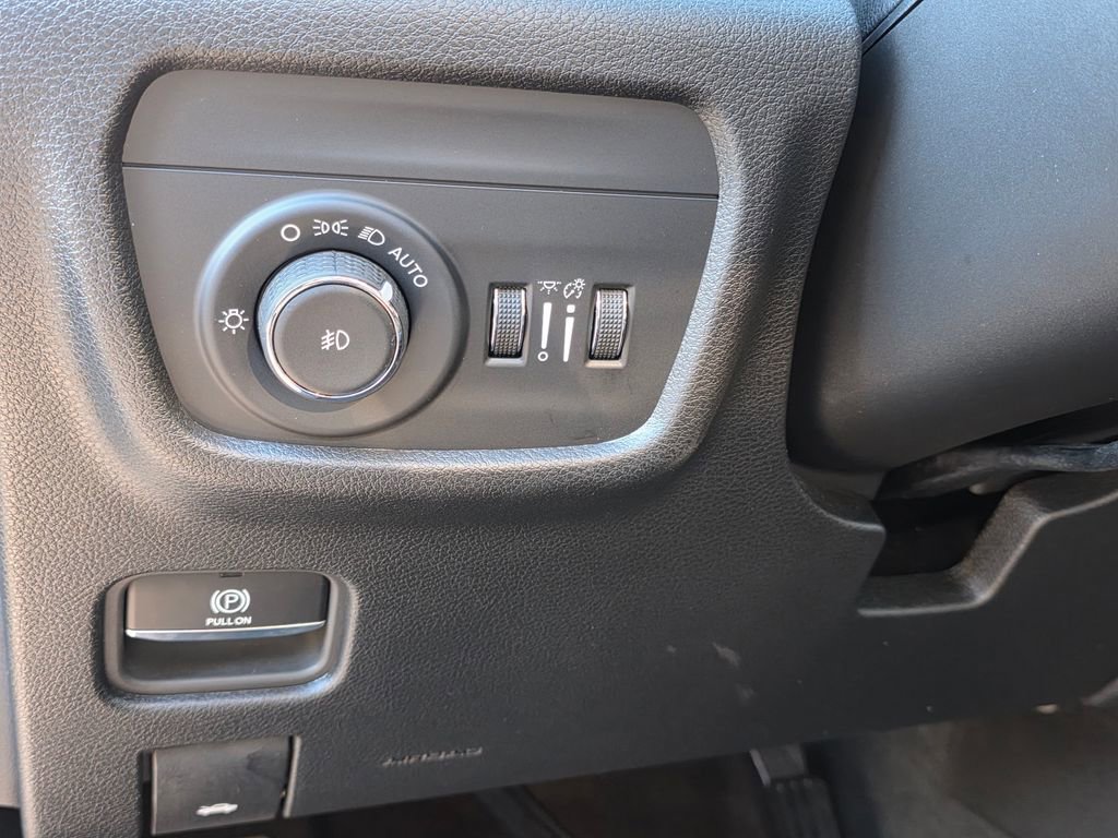 Used 2024 Jeep Grand Cherokee Limited w/ Black Appearance Package image 14