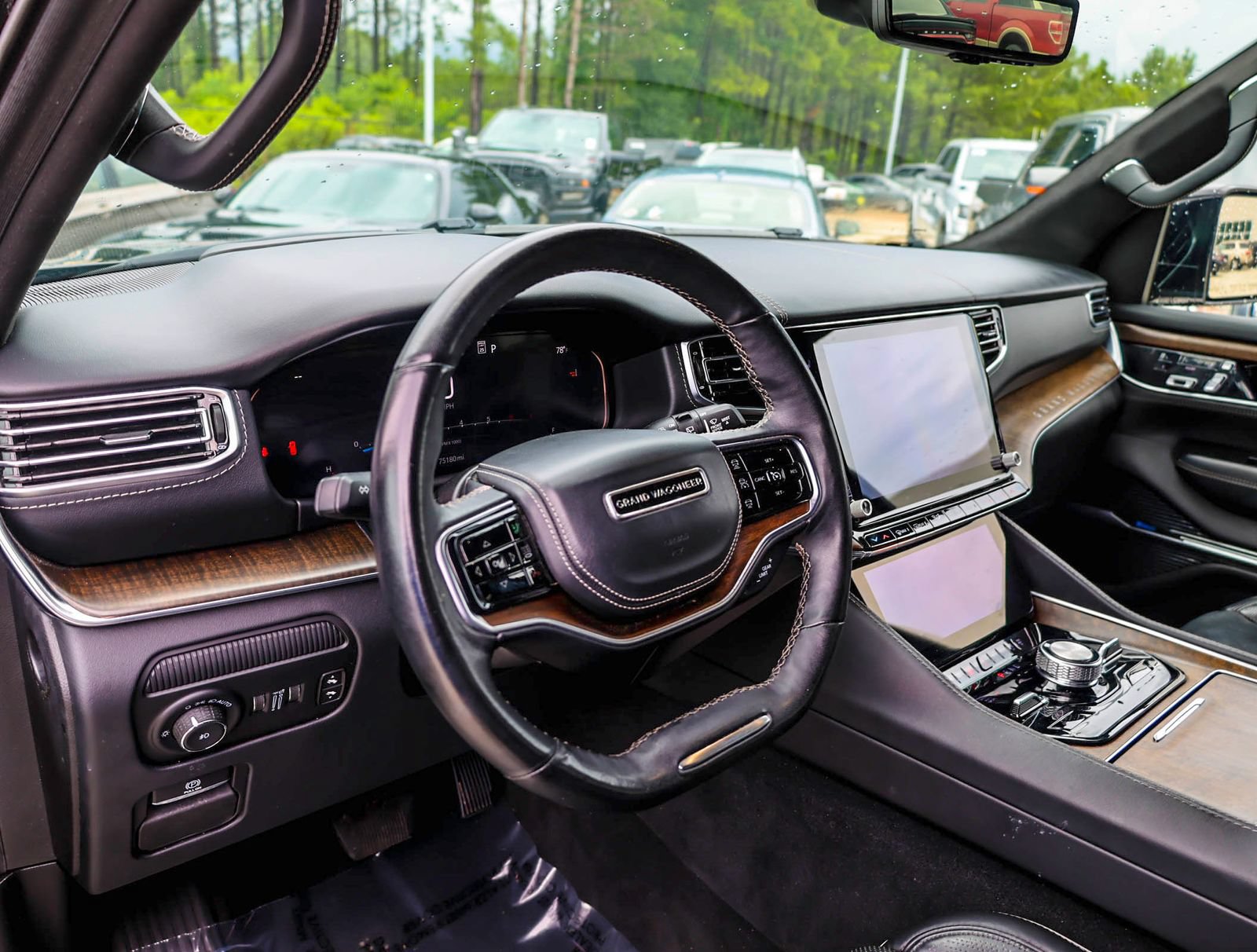 Used 2023 Jeep Grand Wagoneer L Series II AWD/4WD image 12